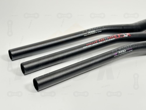 Kierownica Chromag OSX 35 w kolorze różowym, czerwonym, czarnym. Zbliżenie na motyw graficzny, napis chromag oraz oznaczenie serii aluminium 7050.