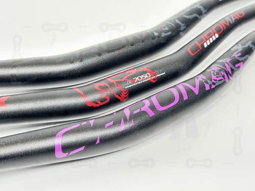 Kierownica Chromag OSX 35 w kolorze różowym, czerwonym, czarnym. Zbliżenie na motyw graficzny, napis chromag oraz oznaczenie serii aluminium 7050.