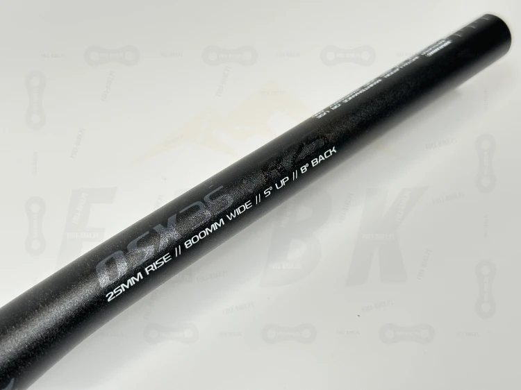 Kierownica Chromag OSX 35 w kolorze czarnym. Zbliżenie na szary motyw graficzny oraz oznaczenie producenta