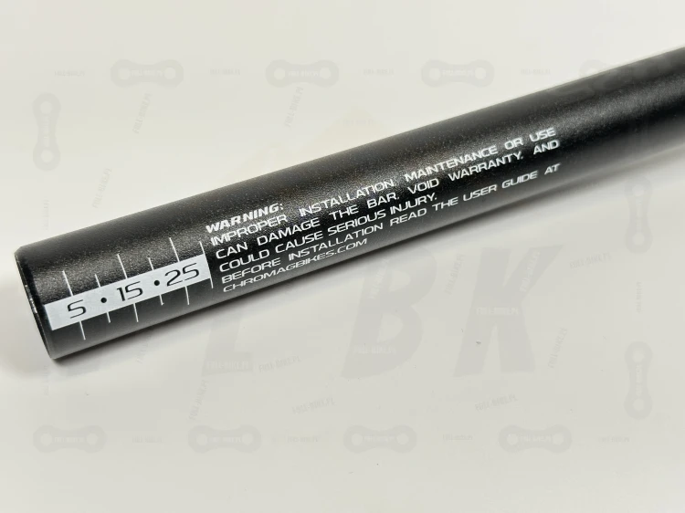 Kierownica Chromag OSX 35 w kolorze czarnym. Zbliżenie na skalę do przycinania skracania kierownicy