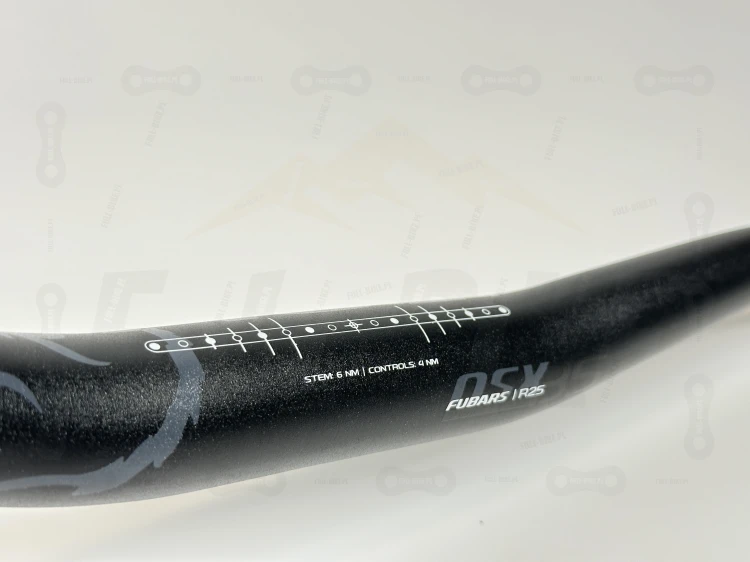 Kierownica Chromag OSX 35 w kolorze czarnym. Zbliżenie na skalę do ustawiania kierowicy w mostku