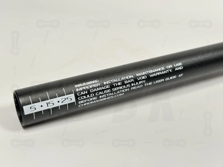 Kierownica Chromag OSX 35 w kolorze czarnym czerwonym. Zbliżenie na skalę do przycinania skracania kierownicy