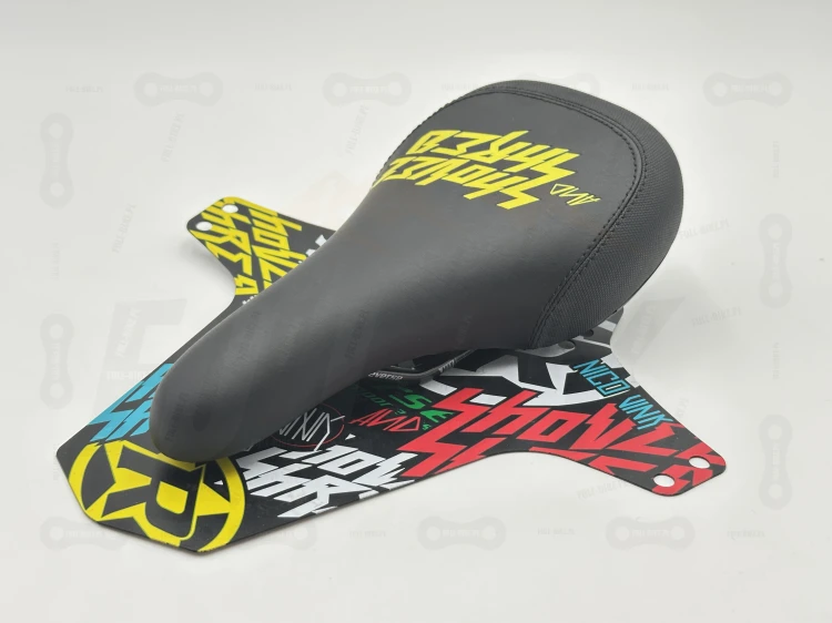 Siodełko Reverse Nico Vink Shovel &amp; Shred w kolorze zółtym. w komplecie z błotnikiem