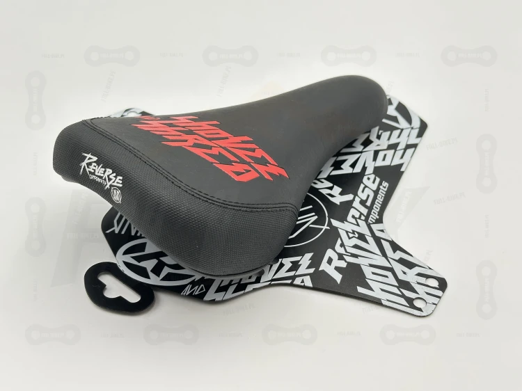 Siodełko Reverse Nico Vink Shovel &amp; Shred w kolorze czerwonym. w komplecie z błotnikiem. zbliżenie na motyw graficzny z tyłu