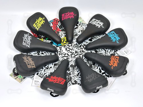 Siodełka do skaknia jibbowania slopeduro Reverse Nico Vink Shovel &amp; Shred w kolorze zółtym, różowym, białym, niebieskim, pomarańczowym, szarym, czerwonym, złotym, brązowym, białym.