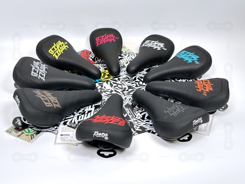 Siodełka do skaknia jibbowania slopeduro Reverse Nico Vink Shovel &amp; Shred w kolorze zółtym, różowym, białym, niebieskim, pomarańczowym, szarym, czerwonym, złotym, brązowym, białym.