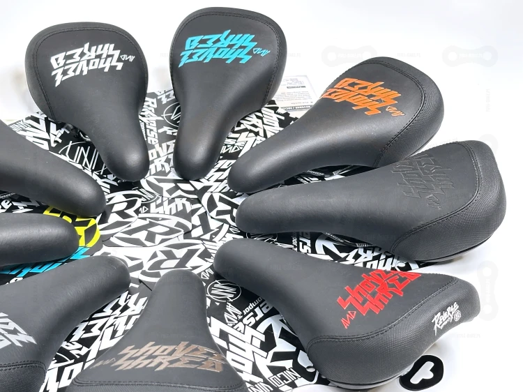 Siodełka do skaknia jibbowania slopeduro Reverse Nico Vink Shovel &amp; Shred w kolorze zółtym, różowym, białym, niebieskim, pomarańczowym, szarym, czerwonym, złotym, brązowym, białym.