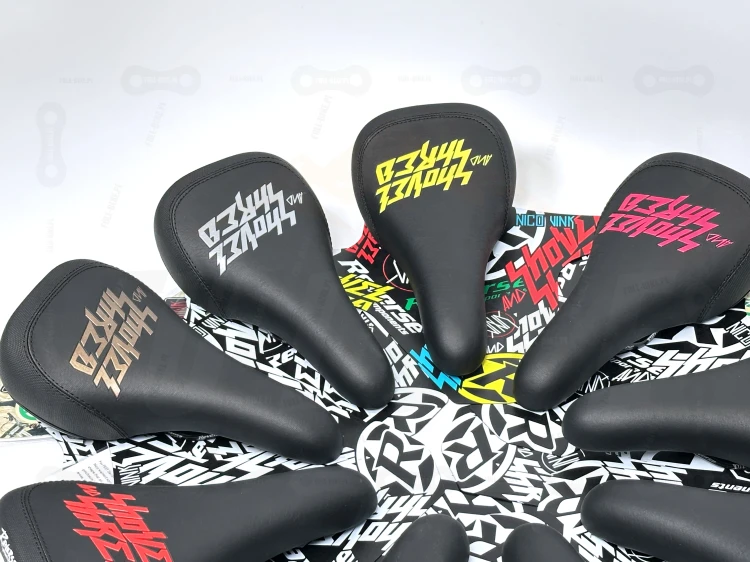 Siodełka do skaknia jibbowania slopeduro Reverse Nico Vink Shovel &amp; Shred w kolorze zółtym, różowym, białym, niebieskim, pomarańczowym, szarym, czerwonym, złotym, brązowym, białym.