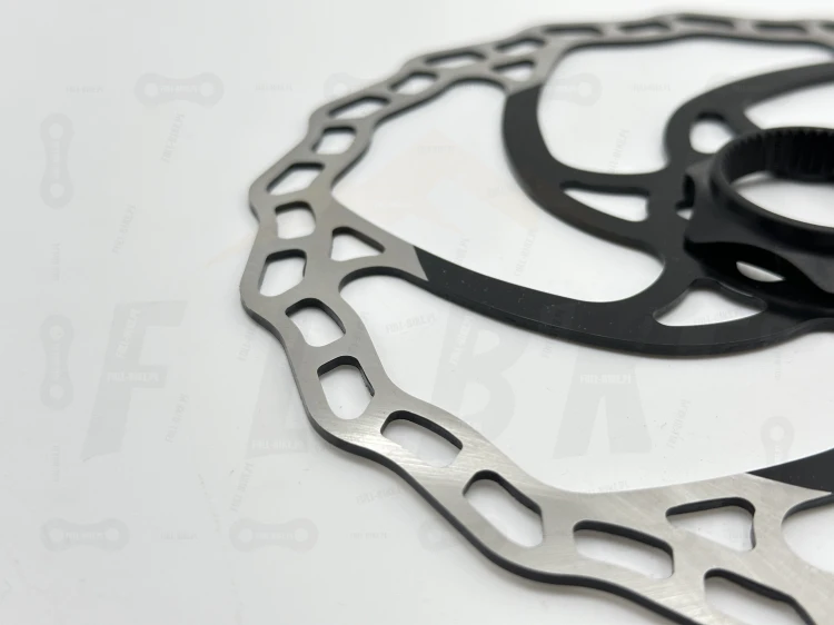 Tarcza hamulcowa Galfer 203mm o grubości 1.8mm z mocowaniem center lock. Widok od tyłu. Zbliżenie na bieżnik powierzchni trącej
