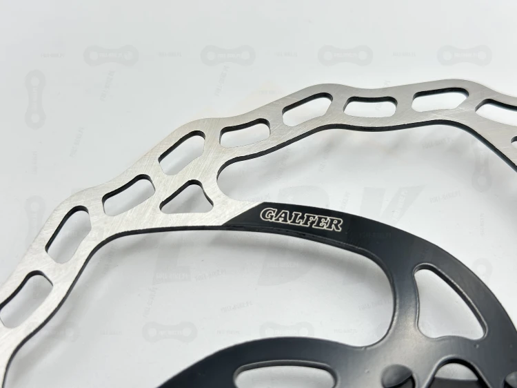 Tarcza hamulcowa Galfer 203mm o grubości 1.8mm z mocowaniem center lock. Widok od przodu. Zbliżenie na bieżnik powierzchni trącej