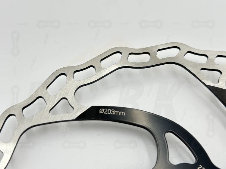 Tarcza hamulcowa Galfer 203mm o grubości 1.8mm z mocowaniem center lock. Zbliżenie na oznaczenie wilekości średnicy
