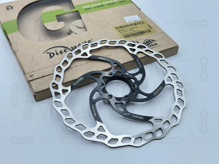 Tarcza hamulcowa Galfer 203mm o grubości 1.8mm z mocowaniem center lock. Na tle oryginalnego opakowania