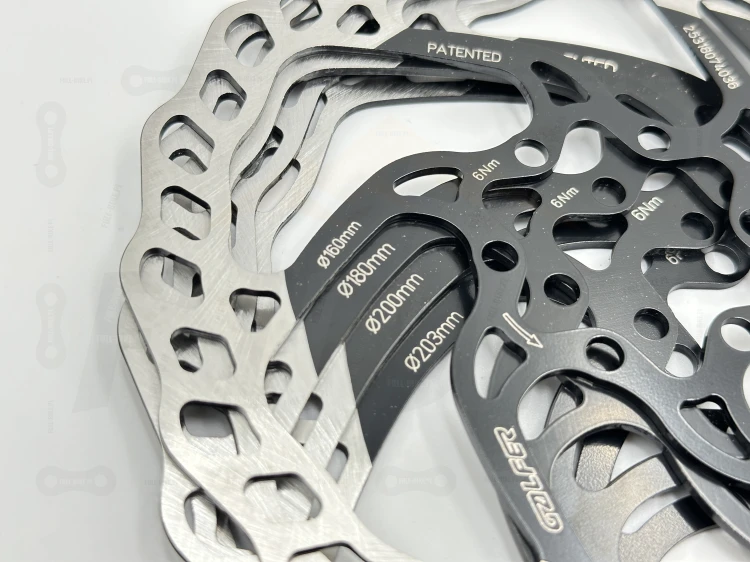 tarcza hamulcowa galfer 1.8mm pod 6 śrub. Rozmiar 160mm, 180mm, 200mm, 203mm. Ułożone jedna na drugiej.