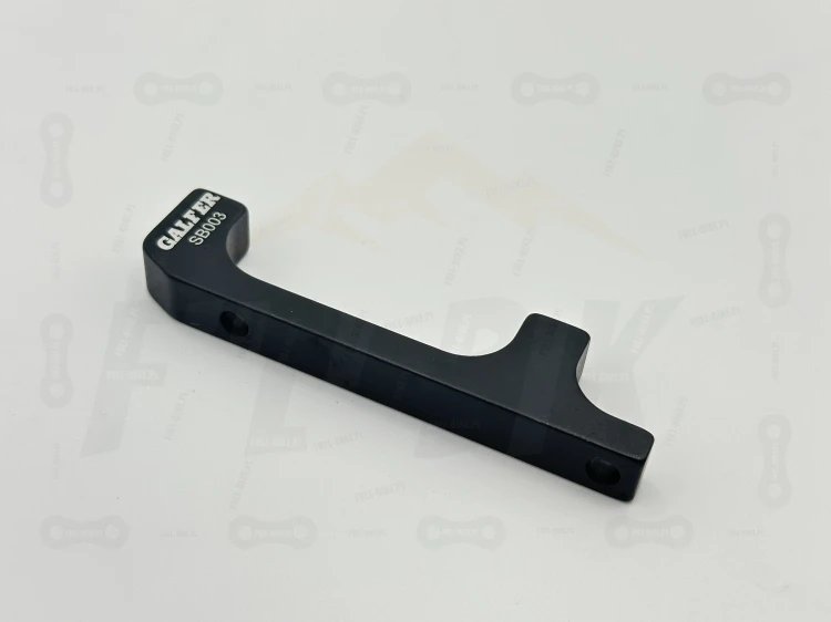 Adapter zaicsku hamulcowego galfer SB003 +63mm. Zbliżenie na oznaczenie producnta