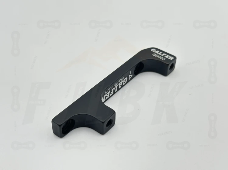 Adapter zaicsku hamulcowego galfer SB003 +63mm. Zbliżenie na oznaczenie producnta