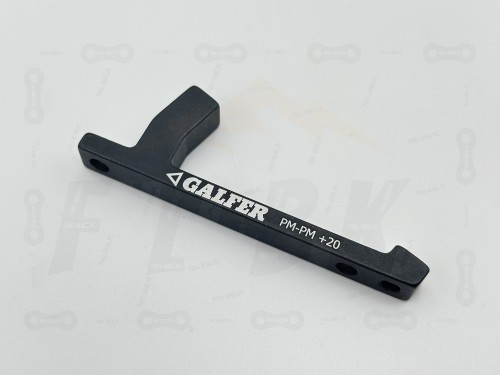 Adapter zaicsku hamulcowego Galfer SB002 +20mm. ZBliżenie na oznaczenie producenta