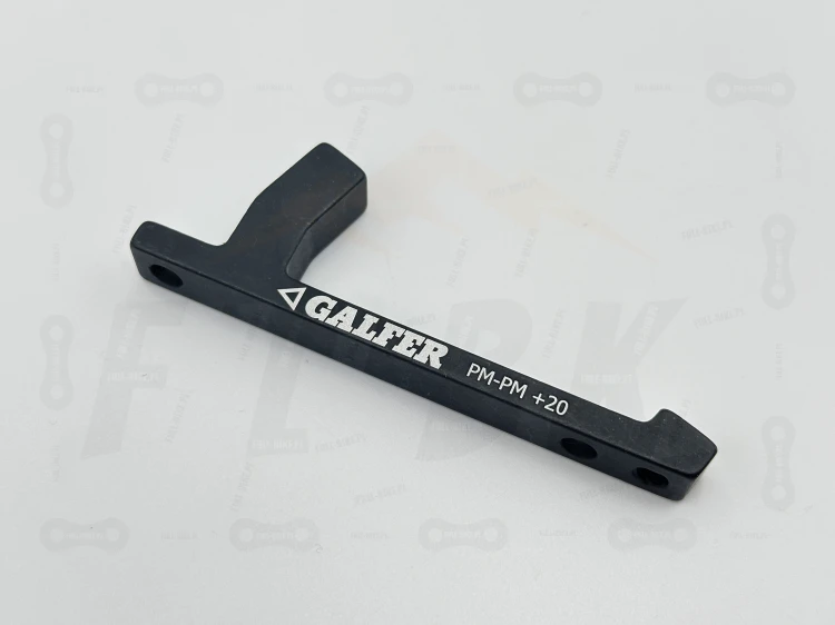 Adapter zaicsku hamulcowego Galfer SB002 +20mm. ZBliżenie na oznaczenie producenta