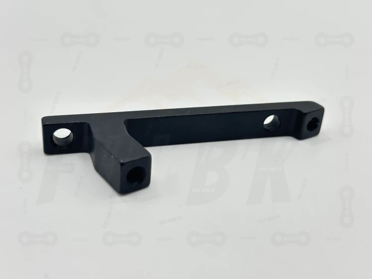 Adapter zaicsku hamulcowego Galfer SB002 +20mm. ZBliżenie na oznaczenie producenta