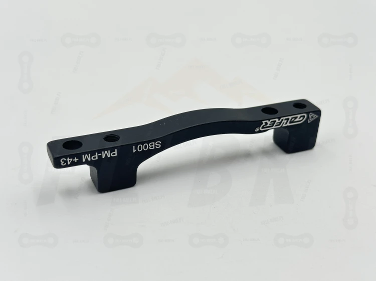 Adapter zacisku hamulcowego Galfer SB001 +43mm. Zbliżenie na oznaczenie producenta