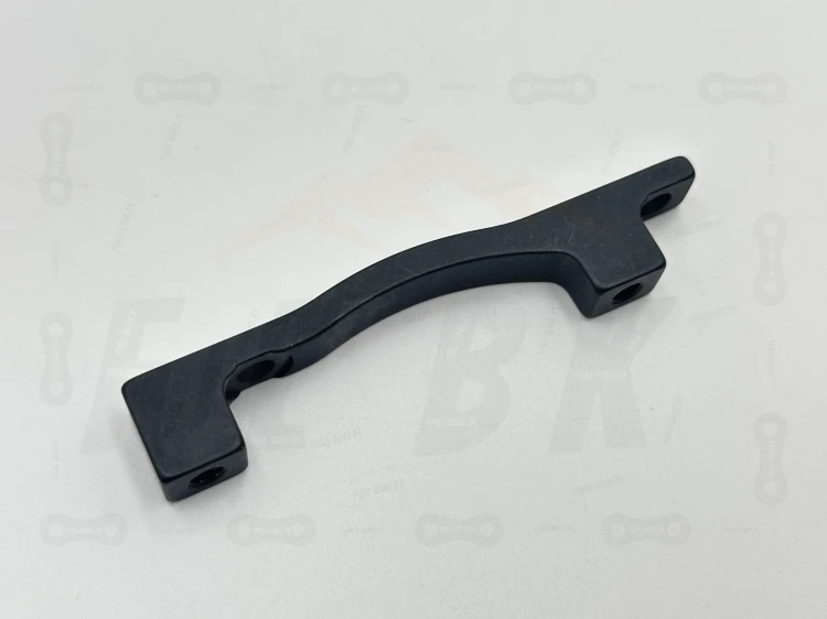Adapter zacisku hamulcowego Galfer SB001 +43mm. Zbliżenie na oznaczenie producenta