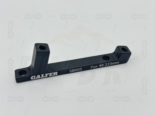 Adapter zacisku hamulca Galfer SB005 +23mm dedykowany do amoprtyzatora dwu półkowego fox 40 oraz fox 49. ZBliżenie na oznaczenia producenta.