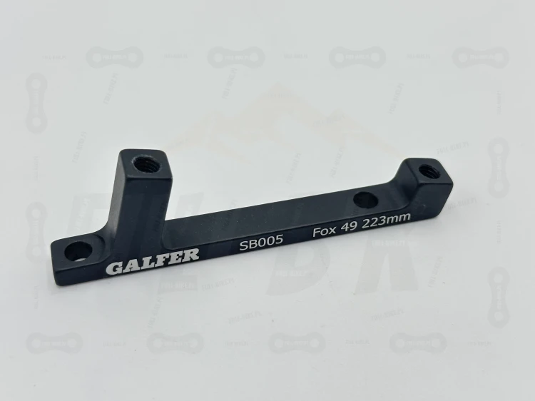 Adapter zacisku hamulca Galfer SB005 +23mm dedykowany do amoprtyzatora dwu półkowego fox 40 oraz fox 49. ZBliżenie na oznaczenia producenta.