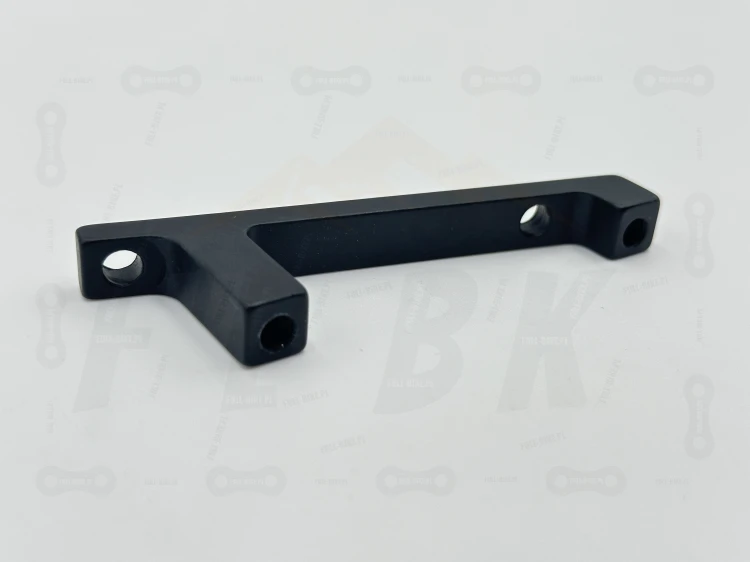 Adapter zacisku hamulca Galfer SB005 +23mm dedykowany do amoprtyzatora dwu półkowego fox 40 oraz fox 49. ZBliżenie na oznaczenia producenta.