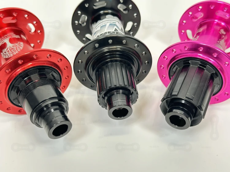 Piasty tylne tanke th490 148x12 w kolorze czerwonym, czarnym, różowym. Zbliżenie na bębenki HG, Microspline, XD