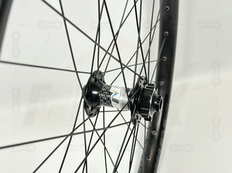 kóło przednie 27,5"+ obręcz dartmoor cruiser 27,5" piasta tanke th490 110x15 zbliżenie na mocowanie tarczy hamulcowej 6 śrub