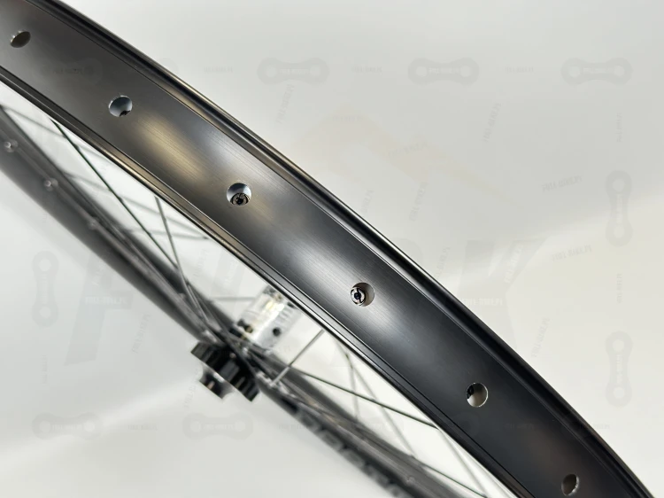Obręcz dartmoor cruiser 27,5" 27,5+" czarno nyple sapim polyax szprychy sapim leader black