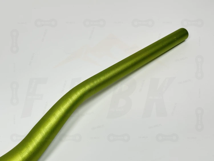 Kierowica dartmoor tornado Hi o średnicy 31,8 i długości 780mm w kolorze zielonym zbliżenie na kąt gięcia do góry