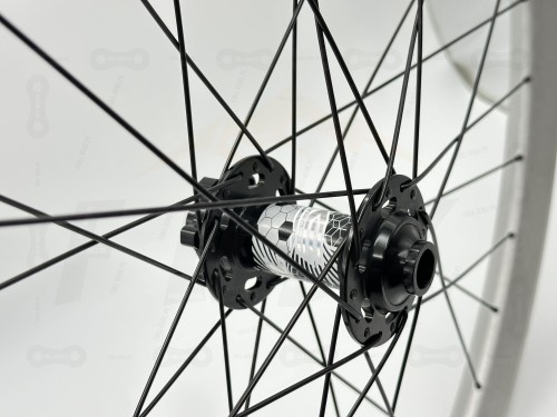 Srebrne koło Dt Swiss FR571 z piastą tanke th490 110x15 w rozmiarze 27,5 z czarnymi szprychami dt swiss champion zbliżenioe na czarno srebrną piaste