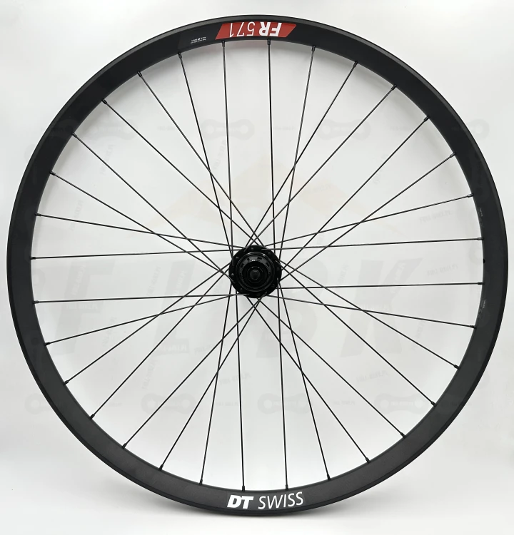 Czarne koło Dt Swiss FR571 z piastą tanke th490 110x15 w rozmiarze 27,5 z czarnymi szprychami dt swiss champion