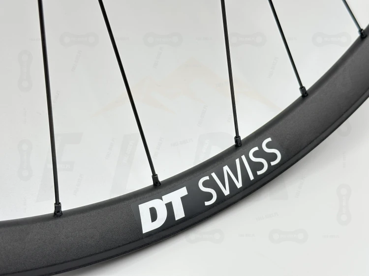Czarne koło Dt Swiss FR571 z piastą tanke th490 w rozmiarze 27,5 z czarnymi szprychami dt swiss champion. Zbliżenie na biały napis dt swiss