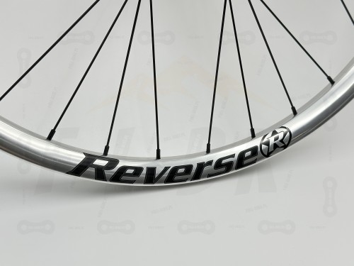 Koło Tylne Reverse Black One 27,5" 148x12 Single speed srebrne z srebrną piastą dartmoor reel expert boost single speed. Zbliżenie na srebrny napis reverse oraz logo producenta.