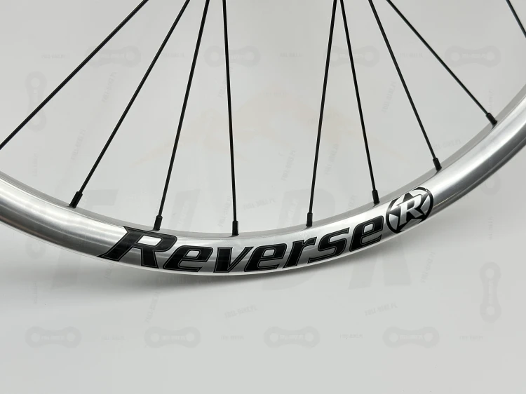 Koło Tylne Reverse Black One 27,5" 148x12 Single speed srebrne z srebrną piastą dartmoor reel expert boost single speed. Zbliżenie na srebrny napis reverse oraz logo producenta.