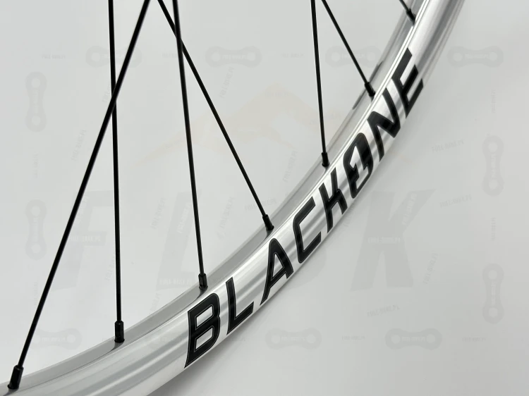Koło Tylne Reverse Black One 27,5" 148x12 Single speed srebrne z srebrną piastą dartmoor reel expert boost single speed. Zbliżenie na srebrny napis black one