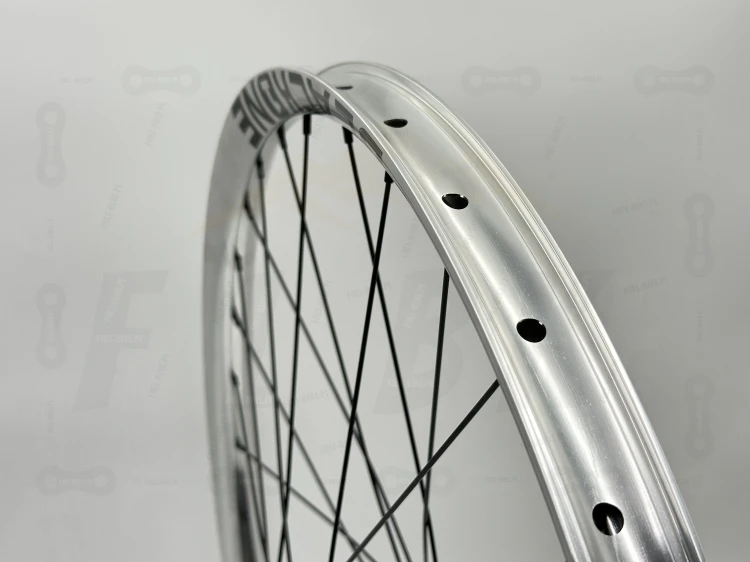 Koło Tylne Reverse Black One 27,5" 148x12 Single speed srebrne z srebrną piastą dartmoor reel expert boost single speed. Zbliżenie na prodil obręczy