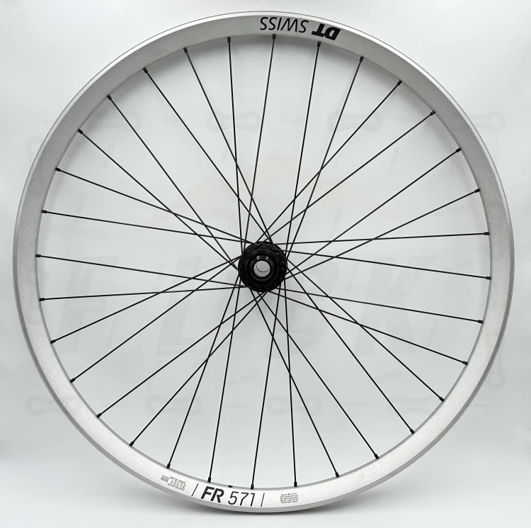Koło przednie Dt Swiss zaplecione na srebrnej obręczy FR571 29" oraz pieście 110x20