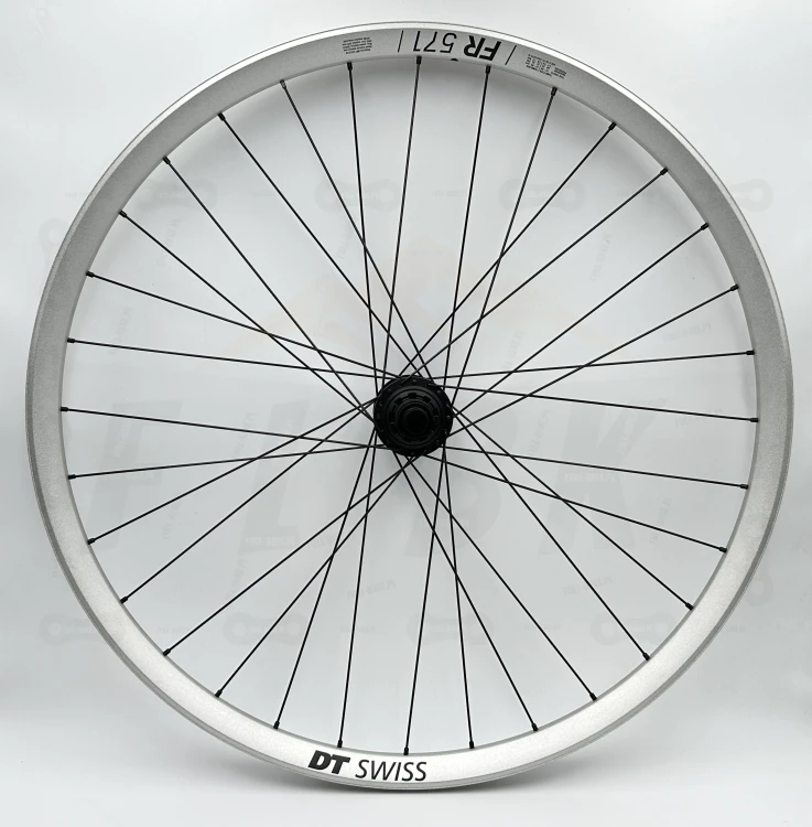 Koło tylne Dt Swiss zaplecione na srebrnej obręczy FR571 29" oraz pieście 157x12 DEG IS6 XD