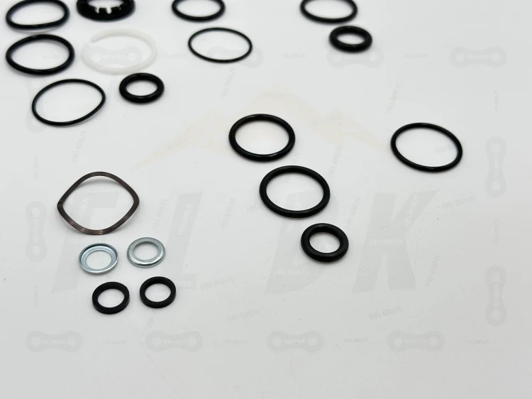 Zestaw Serwisowy Rock Shox 30 / Judy zbliżenie na uszczelki kurzowe, o-ringi, crash washery, segery oraz części zamienne