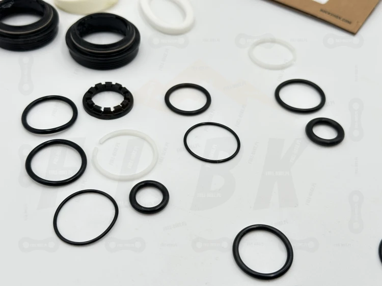 Zestaw Serwisowy Rock Shox 30 / Judy zbliżenie na uszczelki kurzowe, o-ringi, crash washery, segery oraz części zamienne