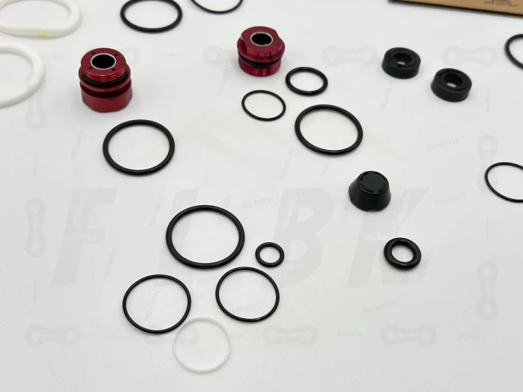Zestaw Serwisowy Rock Shox PIKE C1-C3 (2023+) zbliżenie na uszczelki kurzowe, o-ringi, crash washery, segery oraz części zamienne