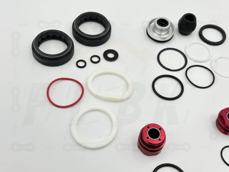 Zestaw Serwisowy Rock Shox PIKE C1-C3 (2023+) zbliżenie na uszczelki kurzowe, o-ringi, crash washery, segery oraz części zamienne
