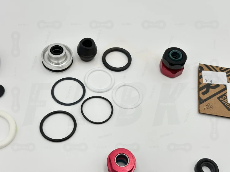 Zestaw Serwisowy Rock Shox PIKE C1-C3 (2023+) zbliżenie na uszczelki kurzowe, o-ringi, crash washery, segery oraz części zamienne