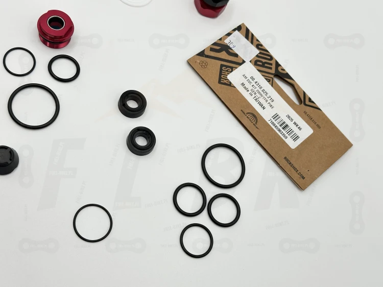 Zestaw Serwisowy Rock Shox PIKE C1-C3 (2023+) zbliżenie na uszczelki kurzowe, o-ringi, crash washery, segery oraz części zamienne