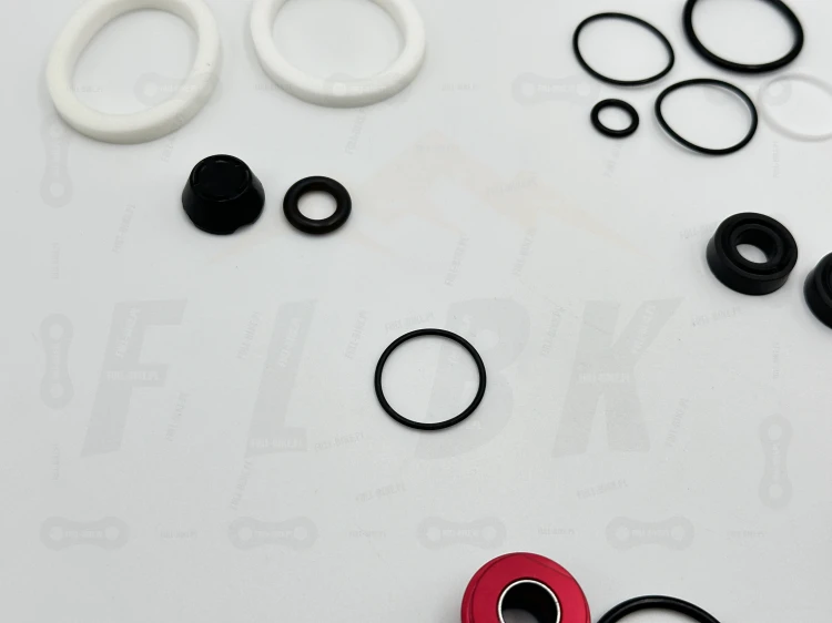 Zestaw Serwisowy Rock Shox Lyrik D1/D2 2023+ zbliżenie na uszczelki kurzowe, o-ringi, crash washery, segery oraz części zamienne