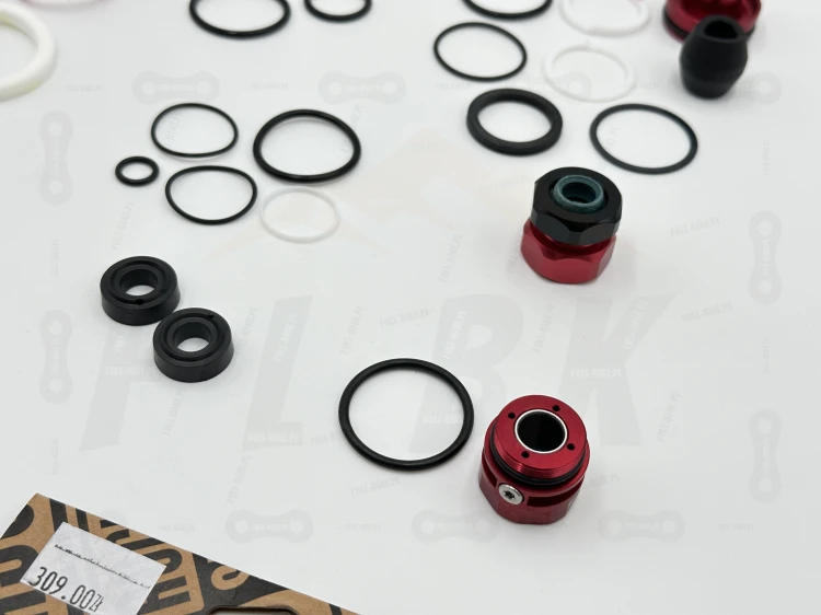 Zestaw Serwisowy Rock Shox Lyrik D1/D2 2023+ zbliżenie na uszczelki kurzowe, o-ringi, crash washery, segery oraz części zamienne