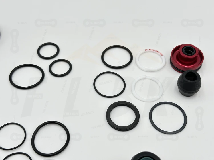 Zestaw Serwisowy Rock Shox Lyrik D1/D2 2023+ zbliżenie na uszczelki kurzowe, o-ringi, crash washery, segery oraz części zamienne