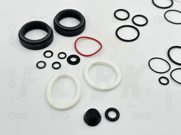 Zestaw Serwisowy Rock Shox Lyrik D1/D2 2023+ zbliżenie na uszczelki kurzowe, o-ringi, crash washery, segery oraz części zamienne